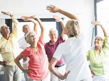 seniori, cvičenie, rehabilitácia, ruky, dôchodcovia