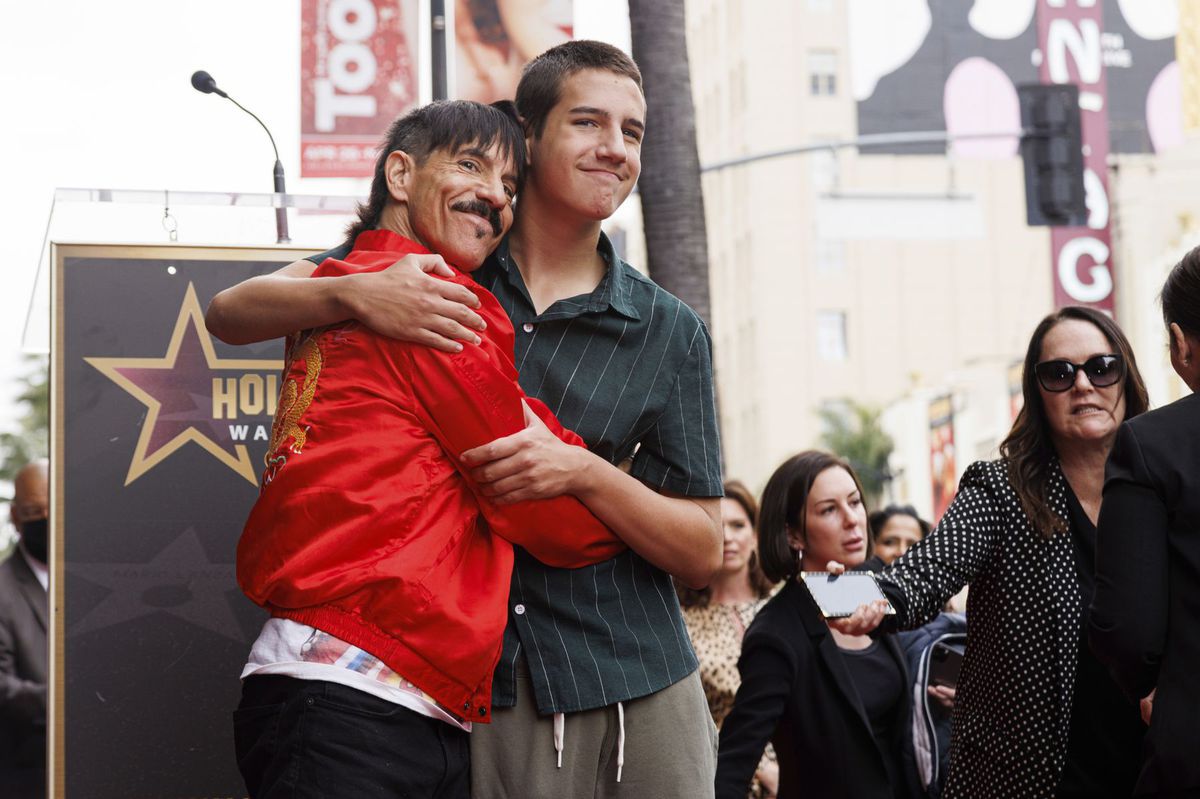 Anthony Kiedis (vľavo) a jeho syn Everly Bear...