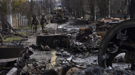 Ukrajinskí vojaci kráčajú popri tankoch v meste...