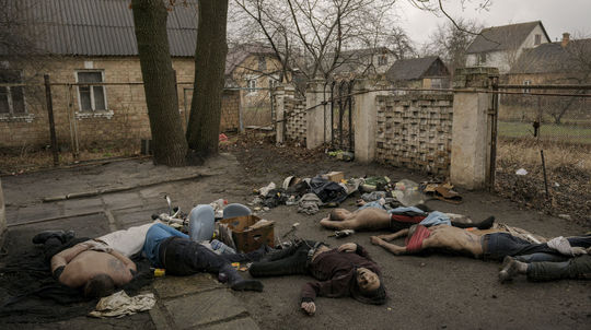 Ukrajina vyšetruje desať ruských vojakov pre vojnové zločiny v Buči
