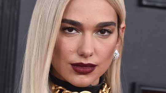 Speváčka Dua Lipa s výraznými perami vo farbe...