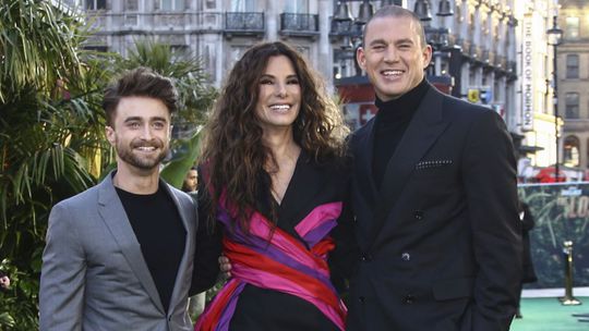 Zľava: Herci Daniel Radcliffe, Sandra Bullock a...
