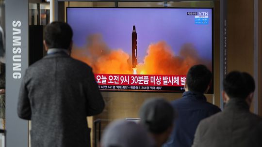KĽDR odpálila štyri rakety, do cvičenia v Južnej Kórei sa zapoja aj bombardéry B-1B
