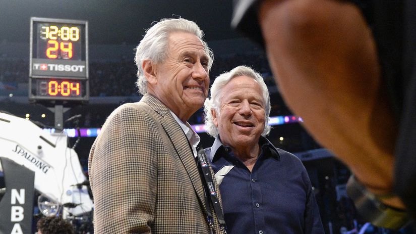 10. Philip Anschutz (vľavo). Tímy: Los Angeles...