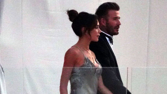 Manželia a rodičia ženícha David Beckham a...