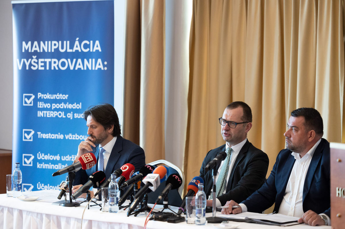 Advokáti Miroslava Výboha počas tlačovej...