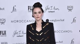 Herečka Zoey Deutch v kreácii Moschino.
