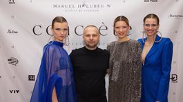Kamila Filipčíková, Barbora Brušková a Alexandra Gachulincová v spoločnosti dizajnéra Marcela Holubca