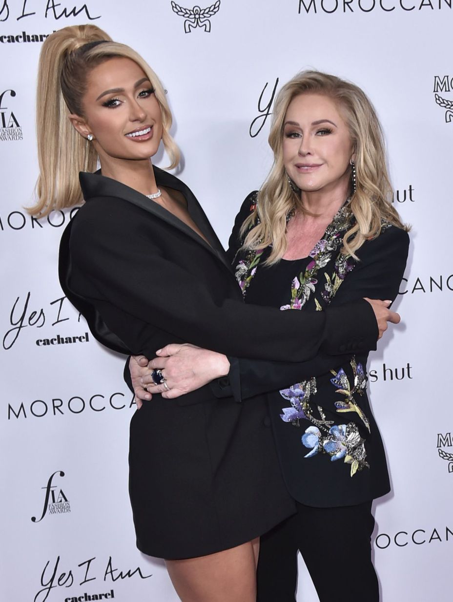 Paris Hilton a jej mama Kathy Hilton spoločne...