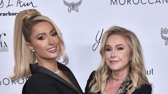 Paris Hilton a jej mama Kathy Hilton spoločne...