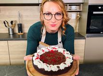 Čokoládový koláčik so šľahačkou a malinovou omáčkou, Katarína Novotová