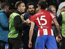 Stefan Savic v debate s Jackom Grealishom a Ilkayom Gundoganom.