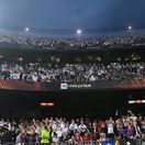 V niektorých častiach štadióna Camp Nou mali očividne prevahu biele dresy priaznivcov Frankfurtu.