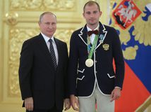 Vladimir Putin a Alexander Lesun po zisku zlata na olympijských hrách v Rio de Janeiro.