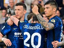 Radosť futbalistov Interu Miláno po góle v sieti Spezie.