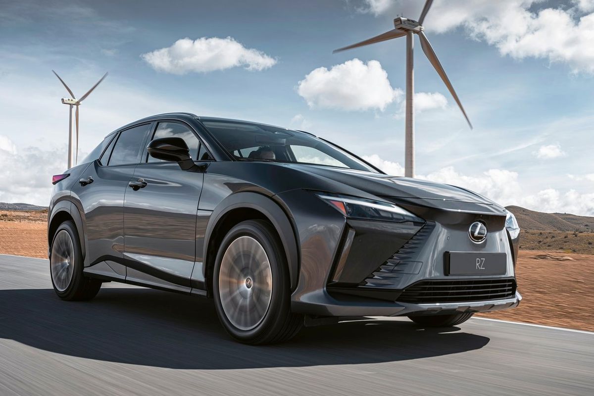 Lexus RZ 450e je blízkym príbuzným s Toyotou...