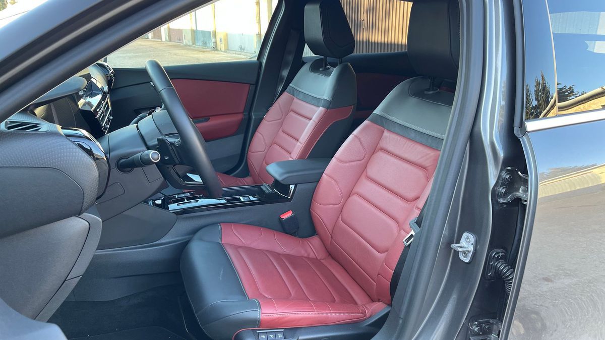 Testované auto malo aj príplatkový kožený...