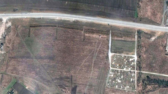 Ruské barbarstvo nepozná hraníc. Okupanti si na kostiach ukrajinských civilistov spravili stavenisko