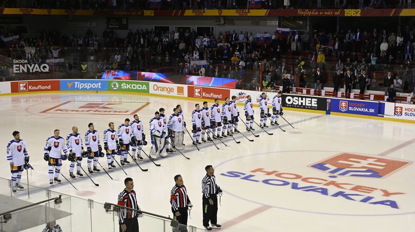 Slovenskí hokejisti pred zápasom s Českom.