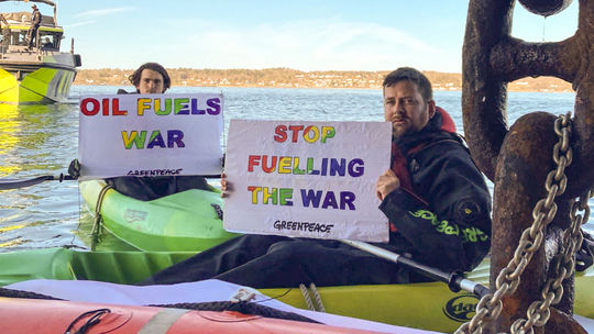 Aktivisti Greenpeace sa pokúsili zablokovať tanker s ruskou ropou