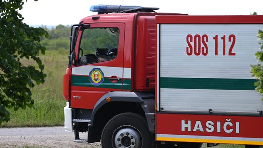 Hasiči likvidujú požiar skládky v katastri obce Nitrica