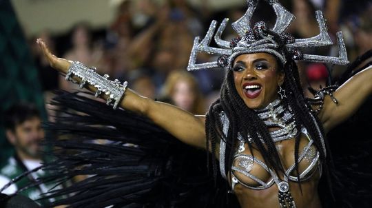 Tanečnica zo školy samby Mocidade na brazílskom...