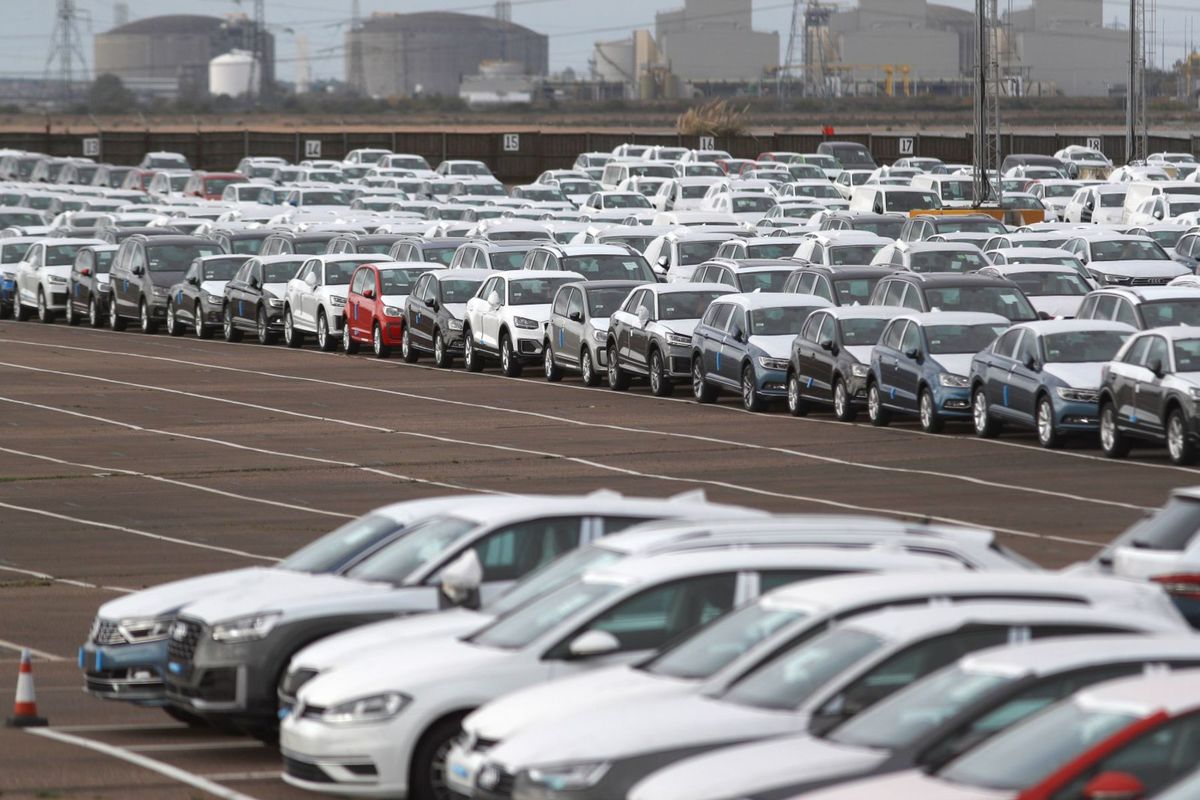 Osud 8 000 nových Mercedesov-Benzov, Lexusov či...