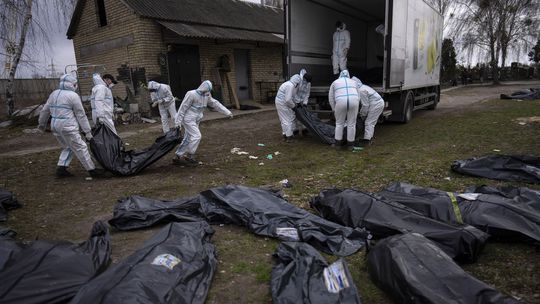 Experti: Niektoré ženy z hrobov v okolí Kyjeva boli pred zabitím znásilnené