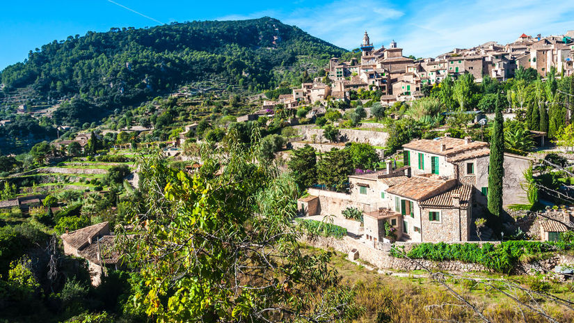 Male mesto Valldemossa zaujme najmä svojimi...