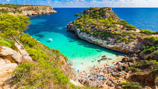 K pláži Calo del Moro vedie pomerne zložitá...