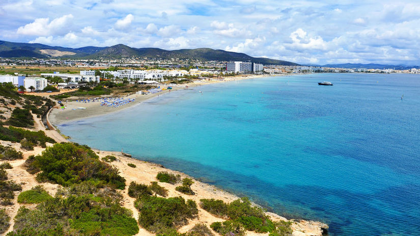 Playa d en Bossa je najdlhšou plážou na ostrove...