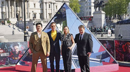 Benedict Wong, Benedict Cumberbatch, Elizabeth Olsen a režisér Sam Raimi 