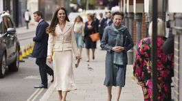 Princezná Anne, patrónka Royal College of Midwives (vpravo) a vojvodkyňa Kate z Cambridge