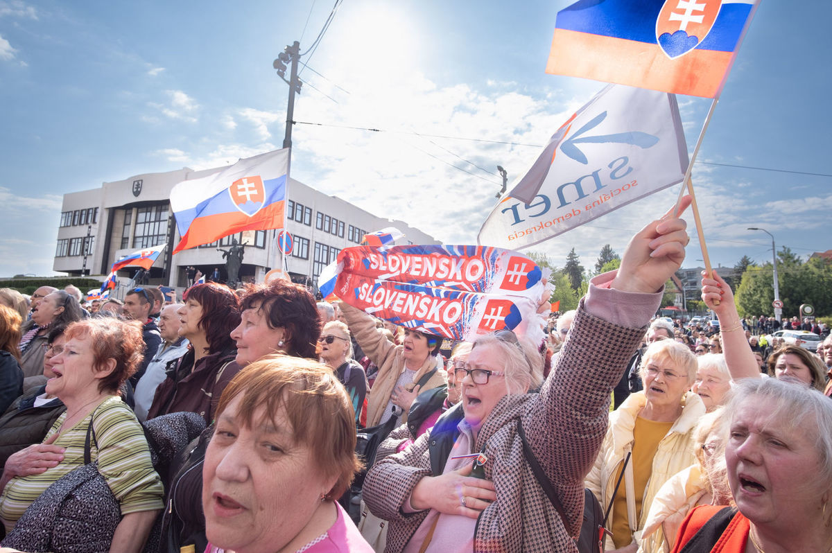 Protest na podporu Roberta Fica pred budovou...