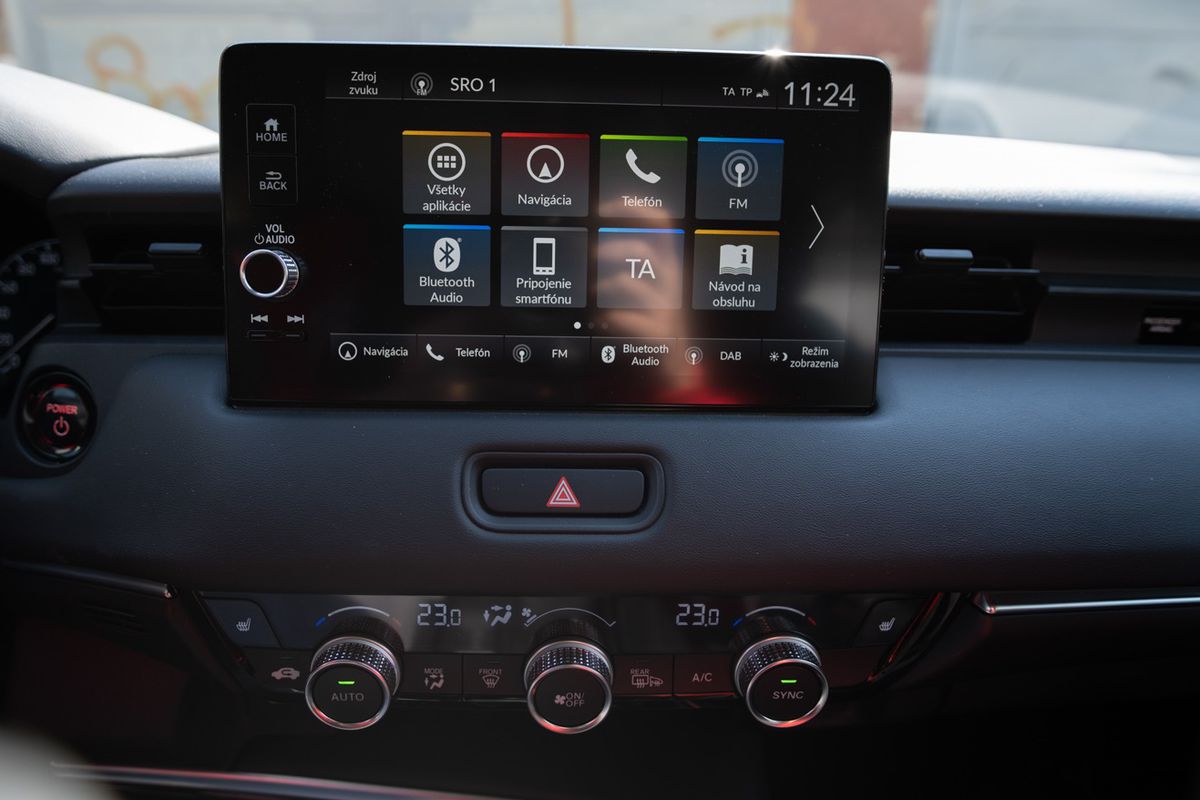 Moderný infotainment s 9-palcovou obrazovkou si...