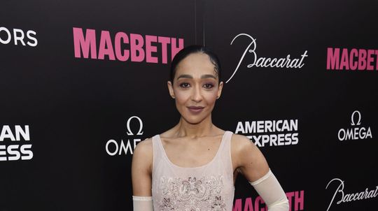 Herečka Ruth Negga v kreácii Louis Vuitton. 