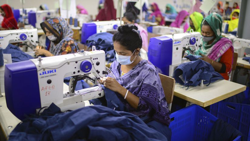 Šičky zamestnané v textilnom priemysle v...