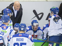 Tréner Slovenska Craig Ramsay dáva pokyny zverencom počas prípravného duelu na ľade Nemecka.