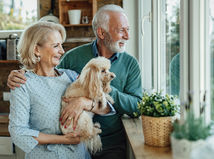 dôchodcovia, penzisti, pes