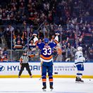 Zdeno Chára sa delí o radosť z gólu s fanúšikmi Islanders.