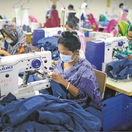 Bangladéš textilná fabrika šičky