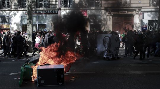 Na protestoch v Paríži vypukli násilnosti, polícia použila slzotvorný plyn