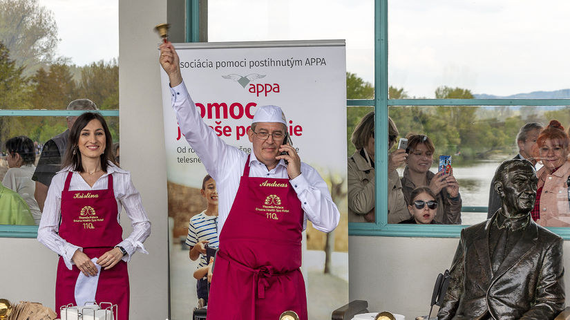 Začiatok krájania a rozdávania približne...