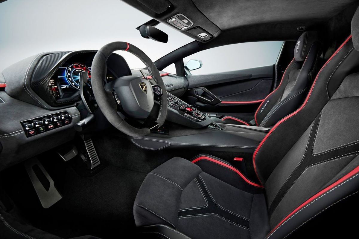 Interiér je vyšperkovaný Alcantarou,...