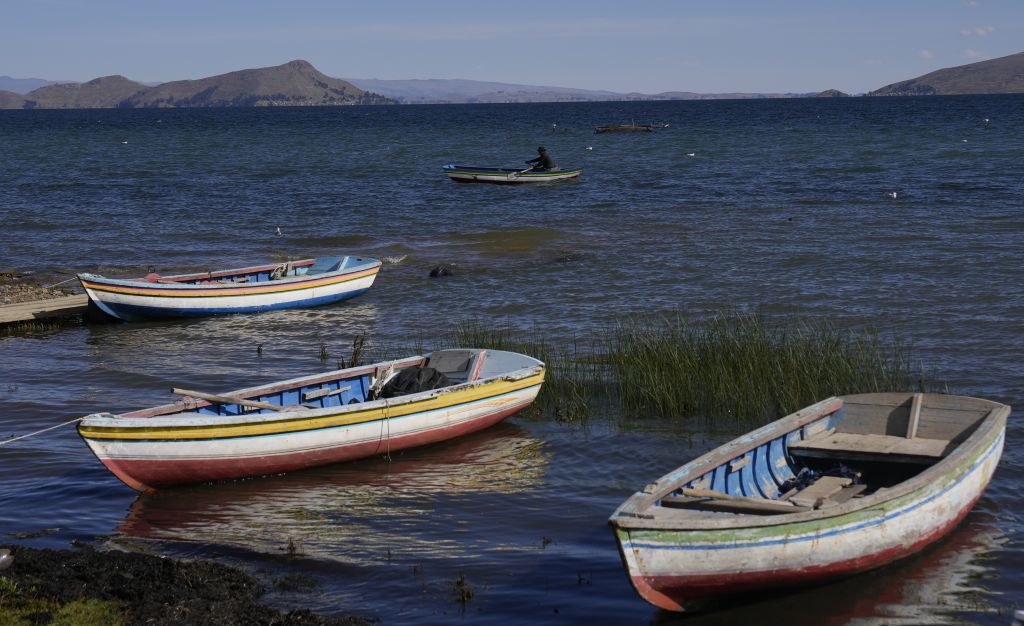 Bolívia, jazero Titicaca, loďky
