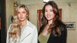 Alica Schmidtová (vľavo) s nemeckou herečkou Mariou Ahrens pri otvorení múzea Madame Tussauds v Berlíne.