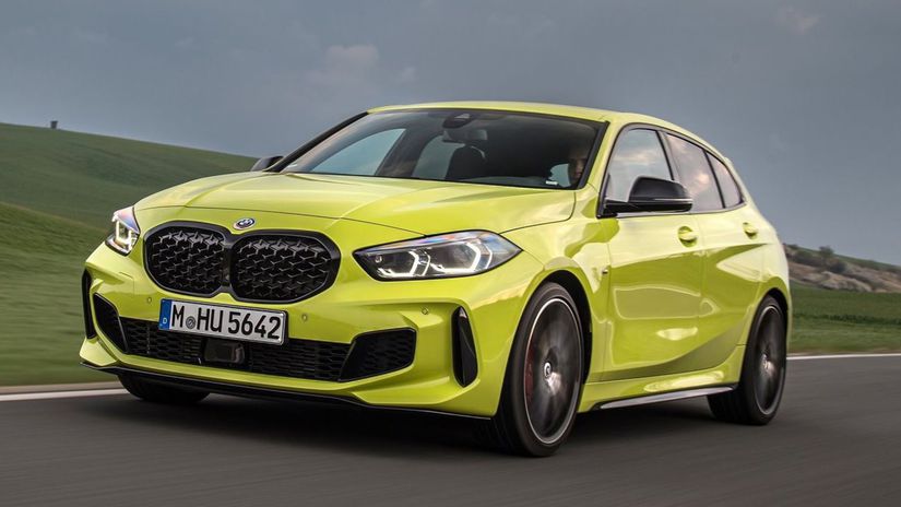 Vynovené BMW M135i xDrive môže žiariť na ceste...
