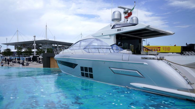 Jachta zakotvená v umelom prístave na trati v...