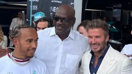 Lewis Hamilotn s Michaelom Jordanom a Davidom Beckhamom.
