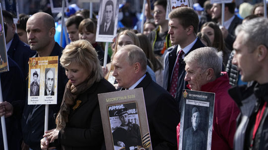 Nesmrteľný pluk. V strede Vladimir Putin....